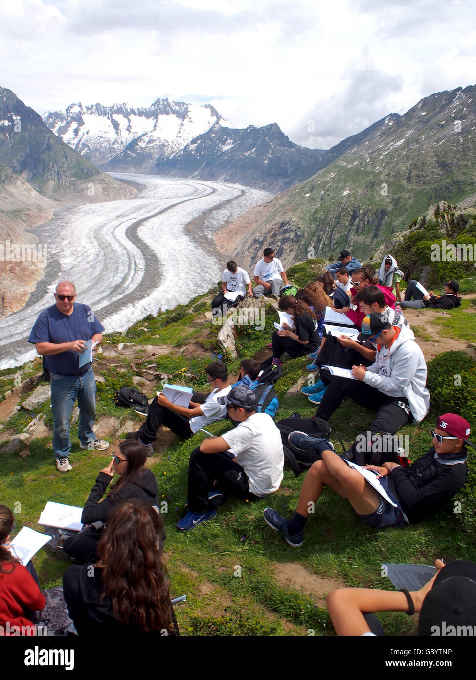 Gli studenti sul campo geografia viaggio. ghiacciaio di Aletsch, Svizzera. Foto Stock