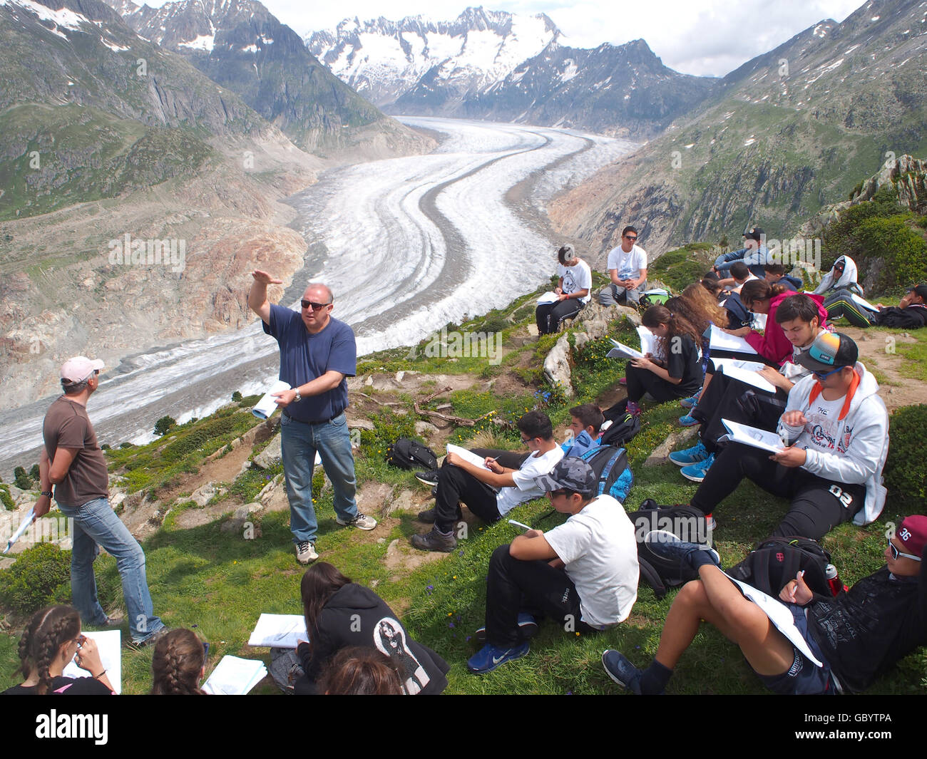 Gli studenti sul campo geografia viaggio. ghiacciaio di Aletsch, Svizzera. Foto Stock
