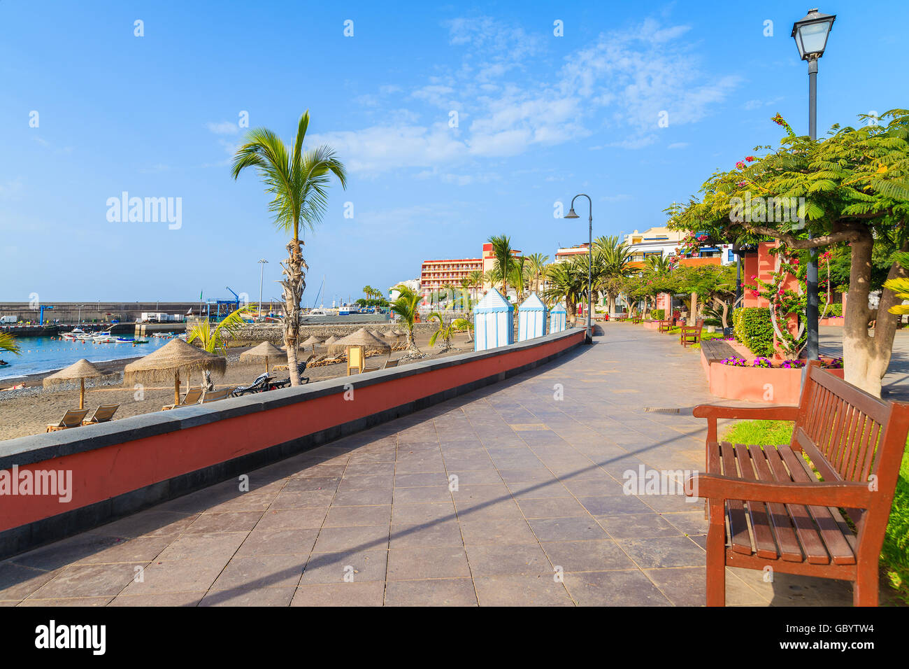 Passeggiata costiera lungo la spiaggia tropicale nella città di San Juan, a Tenerife, Isole Canarie, Spagna Foto Stock