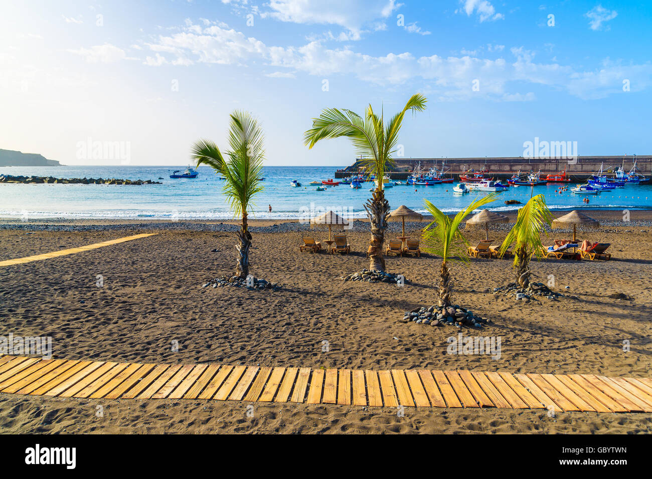 Una vista della spiaggia tropicale nella città di San Juan, sulla costa di Tenerife, Isole Canarie, Spagna Foto Stock