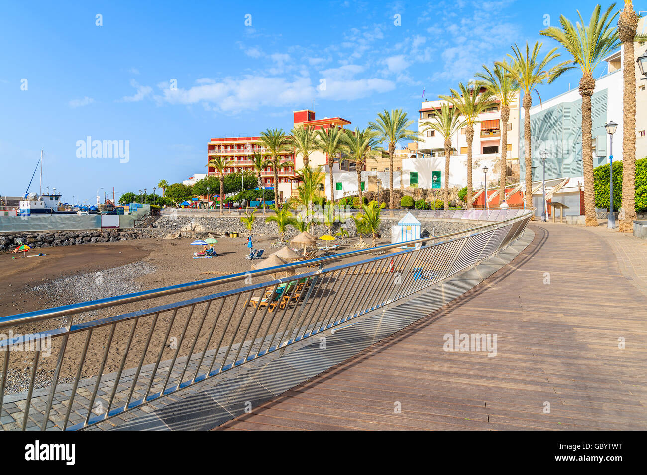 Passeggiata costiera lungo una spiaggia tropicale nella città di San Juan, a Tenerife, Isole Canarie, Spagna Foto Stock