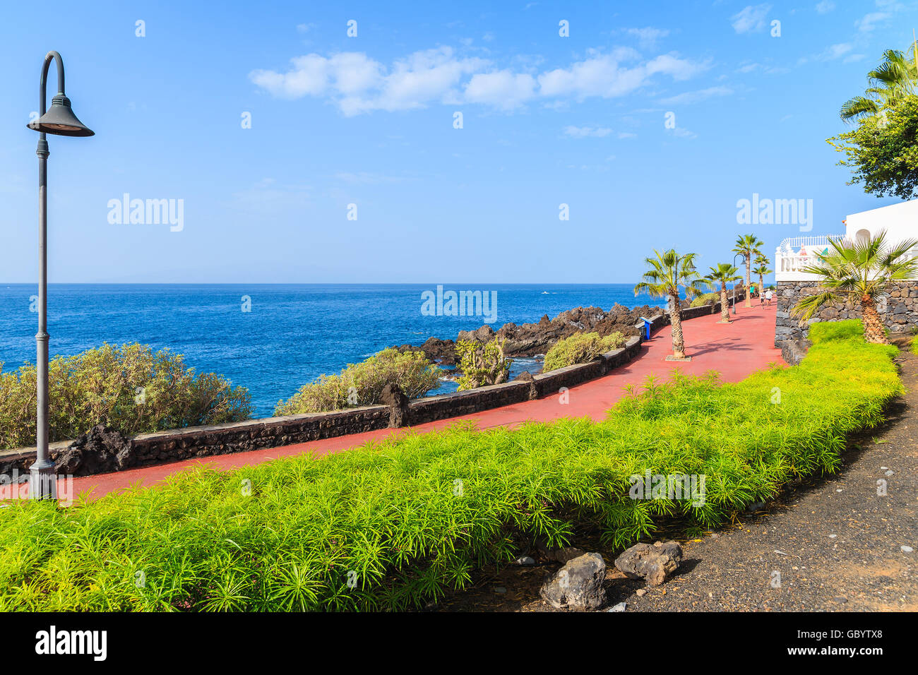 Passeggiata costiera lungo l'oceano nella città di San Juan, a Tenerife, Isole Canarie, Spagna Foto Stock