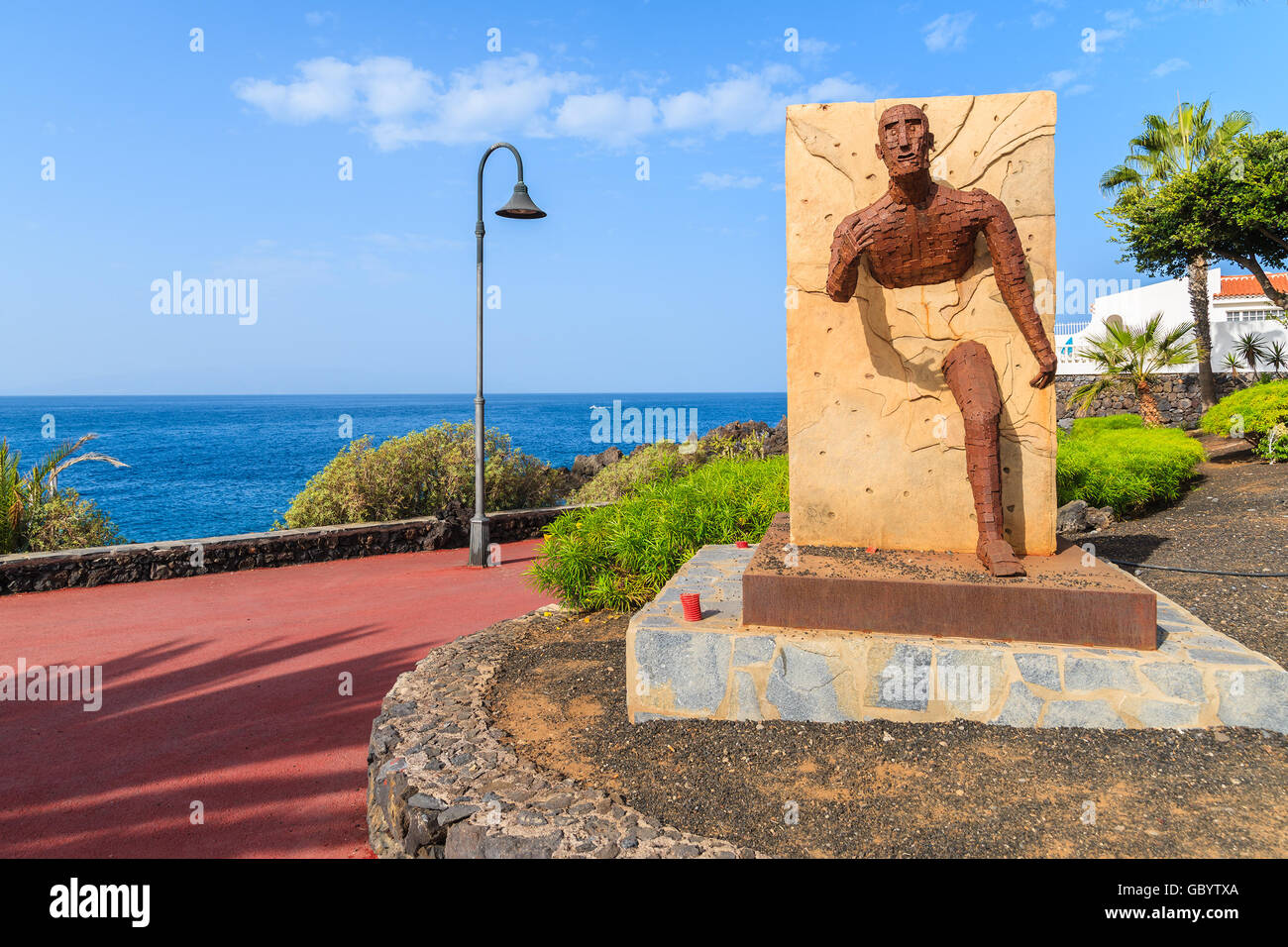 Città di San Juan,, TENERIFE ISLAND - 15 NOV 2015: scultura della passeggiata costiera nella città di San Juan,, Tenerife, Isole Canarie, Spagna Foto Stock