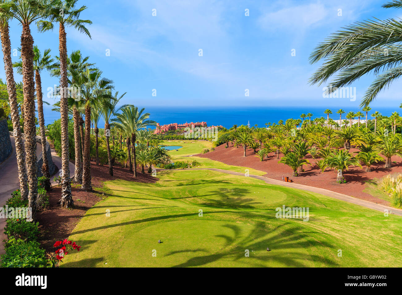 TENERIFE, ISOLE CANARIE - Nov 17, 2015: una vista di lusso Abama Hotel che si trova su di un campo da golf in giardini tropicali su T Foto Stock