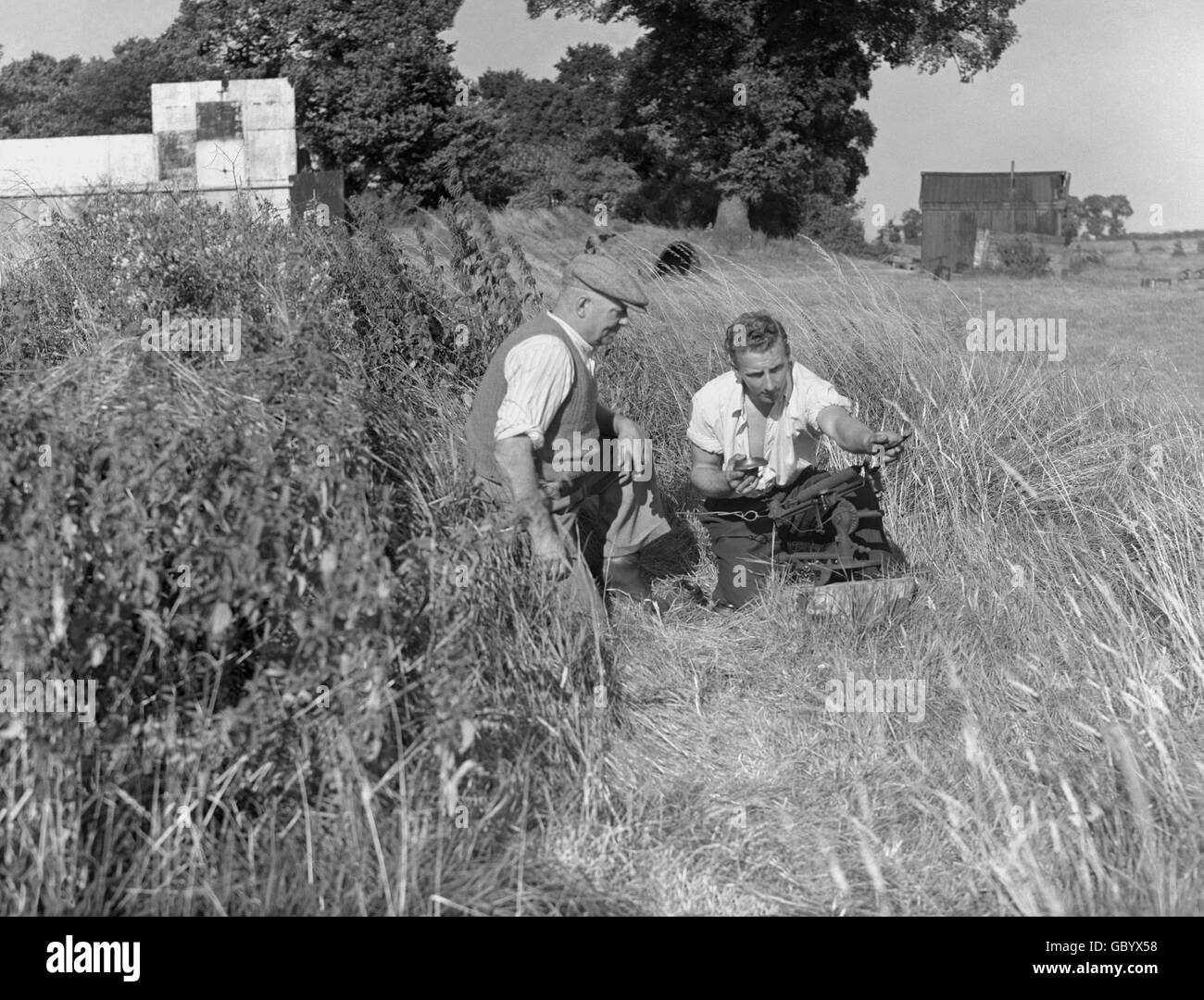 Open Sporting and Skeet Championships of Great Britain - West London Shooting Grounds - Northolt. JH Pound e P. Phil impostazione di una trappola per il supporto 1 Foto Stock