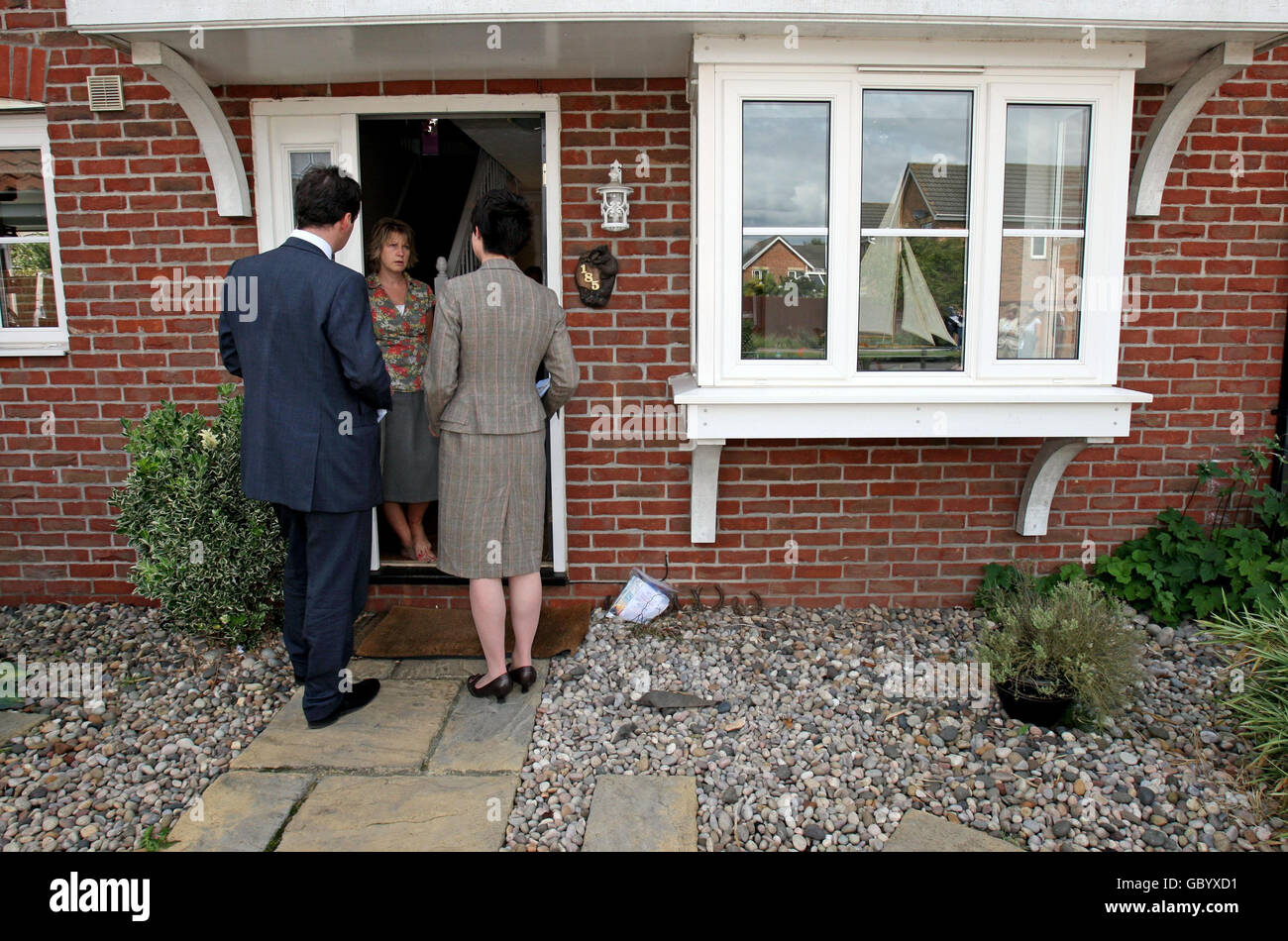 Il candidato parlamentare del Partito conservatore Chloe Smith e il cancelliere ombra George Osborne Canvas per le strade di Taverham, Norwich, Norfolk, prima delle elezioni presidenziali del Nord Norwich nella città. Foto Stock