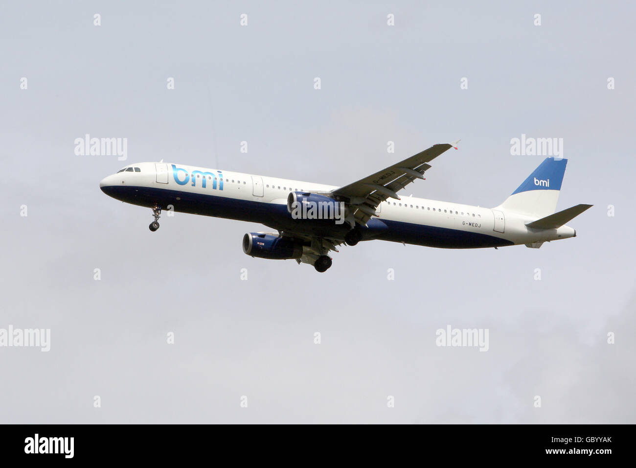 Un aereo BMI Airbus A321 atterra all'aeroporto di Heathrow, Middlesex. PREMERE ASSOCIAZIONE foto. Data immagine: Lunedì 20 luglio 2009. Il credito fotografico dovrebbe essere: Steve Parsons/PA Wire Foto Stock