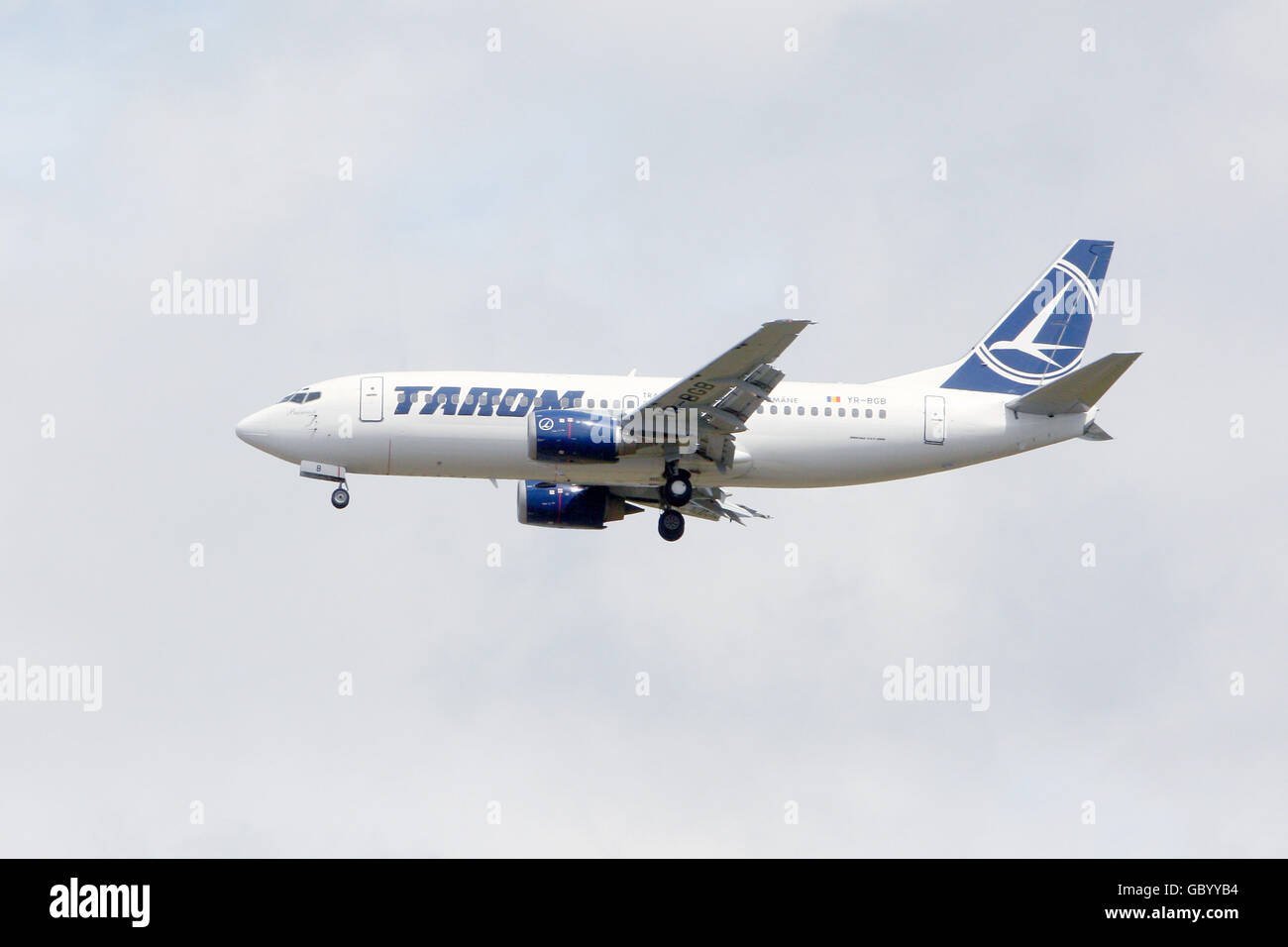 Un aereo Tarom Boeing 737 atterra all'aeroporto di Heathrow, Middlesex. PREMERE ASSOCIAZIONE foto. Data immagine: Lunedì 20 luglio 2009. Il credito fotografico dovrebbe essere: Steve Parsons/PA Wire Foto Stock