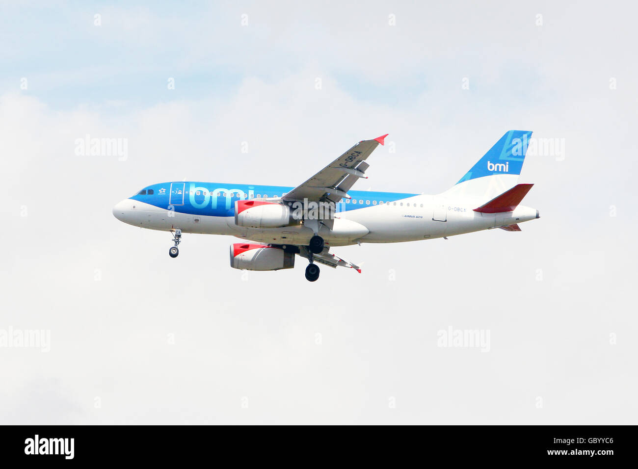 Un aereo BMI Airbus A319 atterra all'aeroporto di Heathrow, Middlesex. PREMERE ASSOCIAZIONE foto. Data immagine: Lunedì 20 luglio 2009. Il credito fotografico dovrebbe essere: Steve Parsons/PA Wire Foto Stock