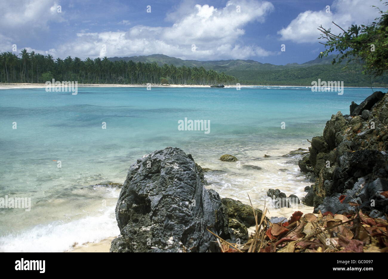 Una spiaggia presso il villaggio di Las Terrenas su Samanaon nella Repubblica Dominicana nel Mar dei Caraibi in America Latina. Foto Stock