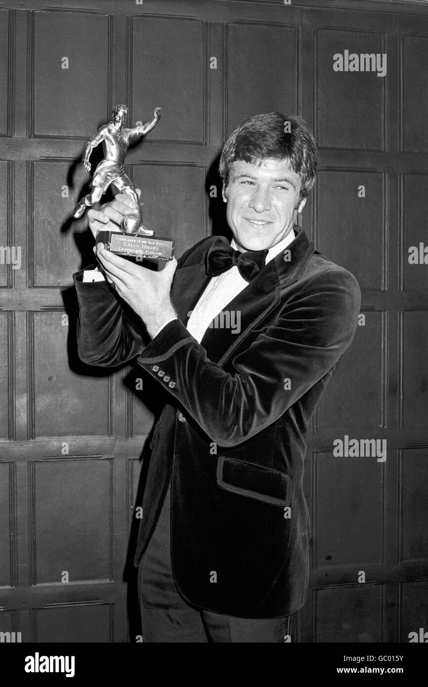 Emlyn Hughes di Liverpool mostra il suo calciatore del 1976-77 Anno trofeo Foto Stock