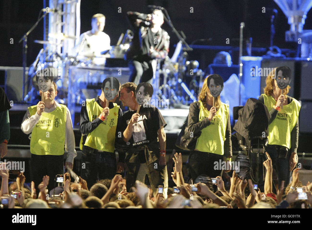 U2 annuncia Aung San Suu Kyi è stato premiato con il premio Amnesty International Ambassador Conscience Award, in quanto cinquanta volontari indossano maschere del leader birnese durante il loro ultimo concerto di 360 gradi al Croke Park di Dublino. Foto Stock