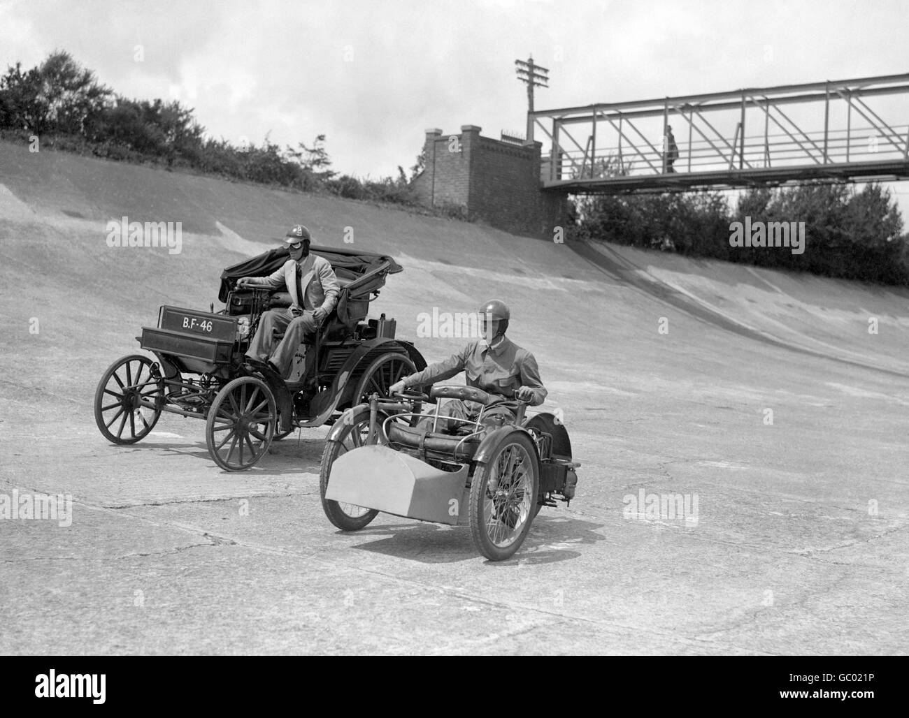 Corse automobilistiche - Auto classiche - Brooklands. Vecchie auto sulla pista di Brooklands. Foto Stock