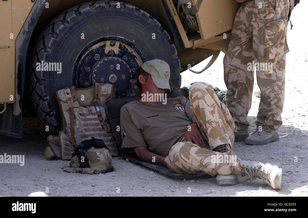 Un membro del Light Dragoons ha un riposo a F.O.B (Forward Operating base) Price, Afghanistan. Foto Stock