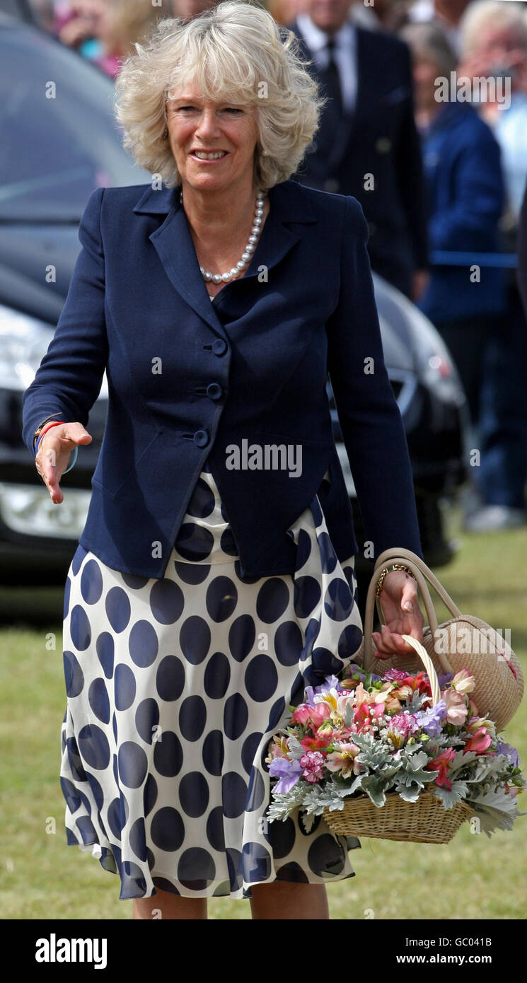 La Duchessa di Cornovaglia porta un bouquet di fiori quando arriva al Sandringham Flower Show nella tenuta della Regina a Norfolk. Foto Stock