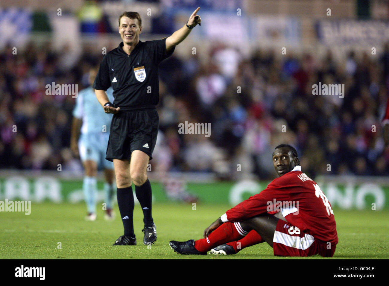 L'arbitro Iouri Baskakov (l) premia un calcio libero per un fallo Su Jimmy Floyd-Hasselbaink di Middlesbrough Foto Stock