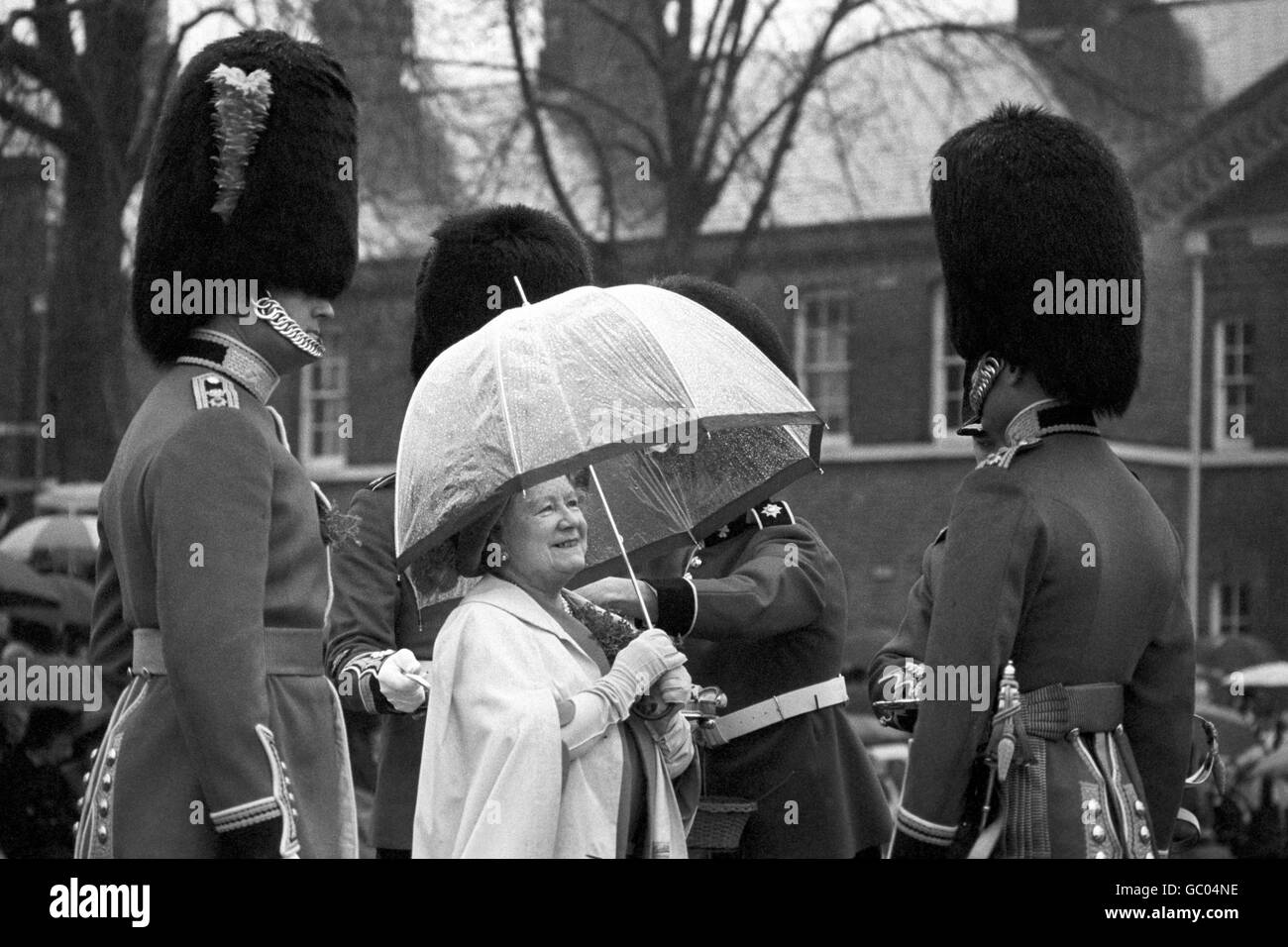 Oggi è il giorno di San Patrizio, e la Regina Madre si è recata alle caserme Victoria a Windsor per presentare gli ufficiali e gli uomini delle guardie irlandesi - soprannominati "i Micchi" - con shamrock durante la loro tradizionale parata di San Patrizio. Foto Stock