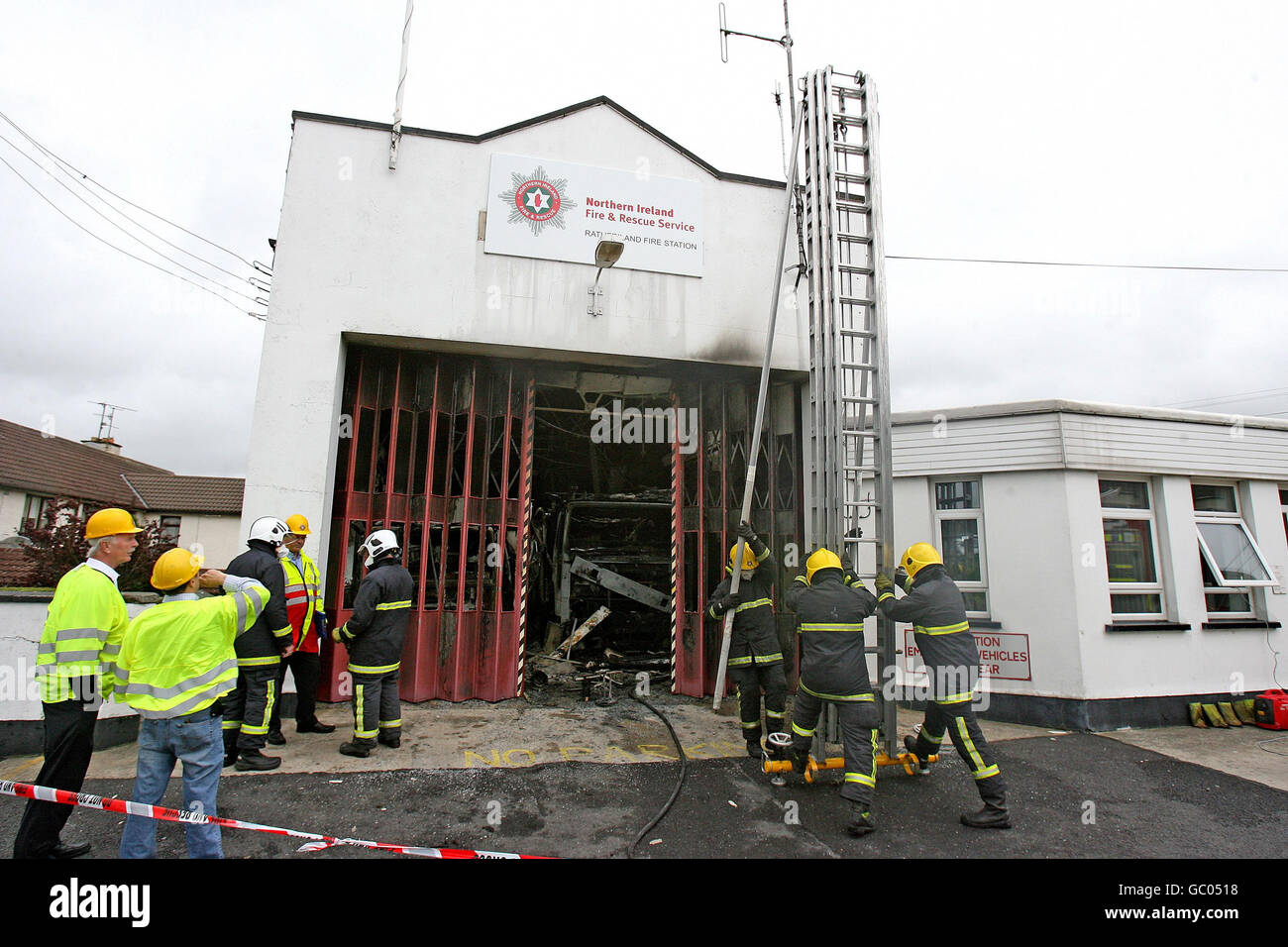 I vigili del fuoco sulla scena dopo una notte di Blaze distrussero la stazione dei vigili del fuoco di Rathfriland a Co Down, Irlanda del Nord. Foto Stock