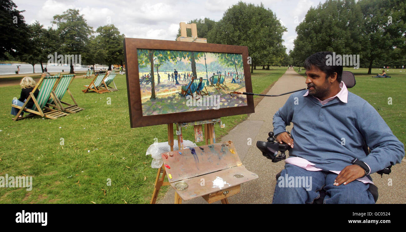 Keith Jansz, del Buckinghamshire, con un dipinto fatto con la bocca a Hyde Park, Londra, dopo essere stato paralizzato dal collo in giù in un grave incidente stradale nel 1995. Foto Stock