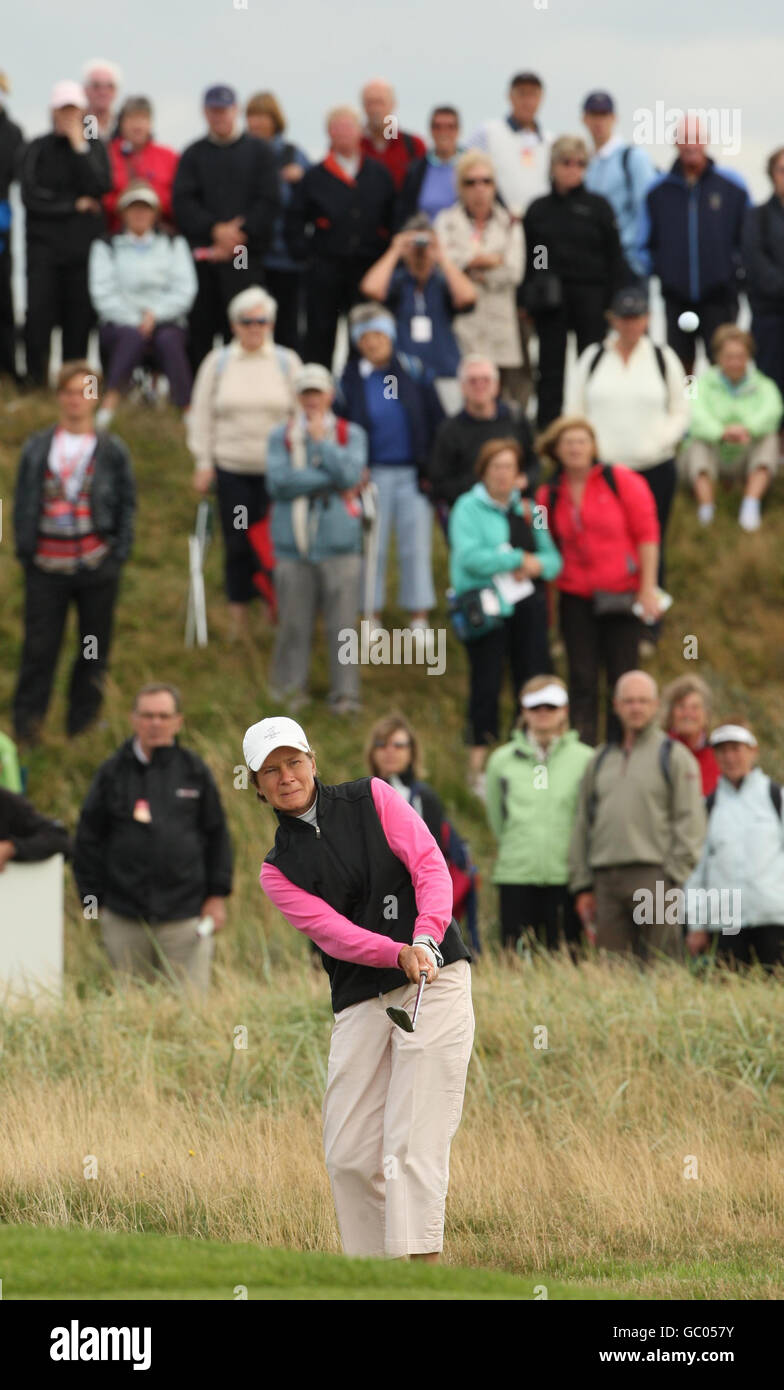 La Catriona Matthew della Scozia si affaccia sul 17esimo verde durante il Women's British Open al Royal Lytham e al campo da golf St Anne's di Blackpool. Foto Stock