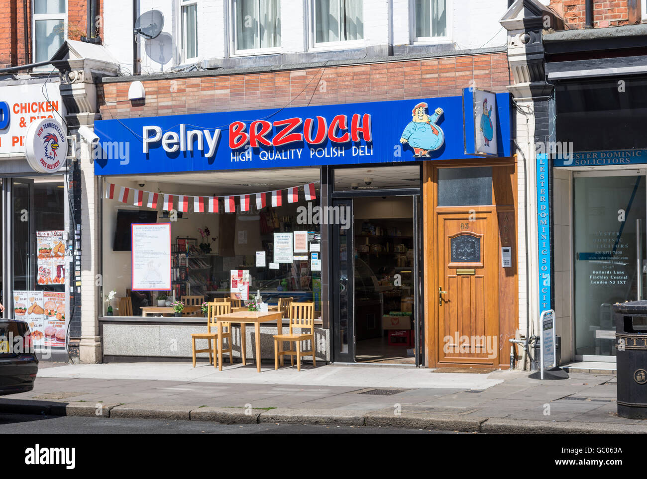Vista frontale del polacco Fruttivendolo /Delicatessen in British high street. Sobborghi di Londra Foto Stock