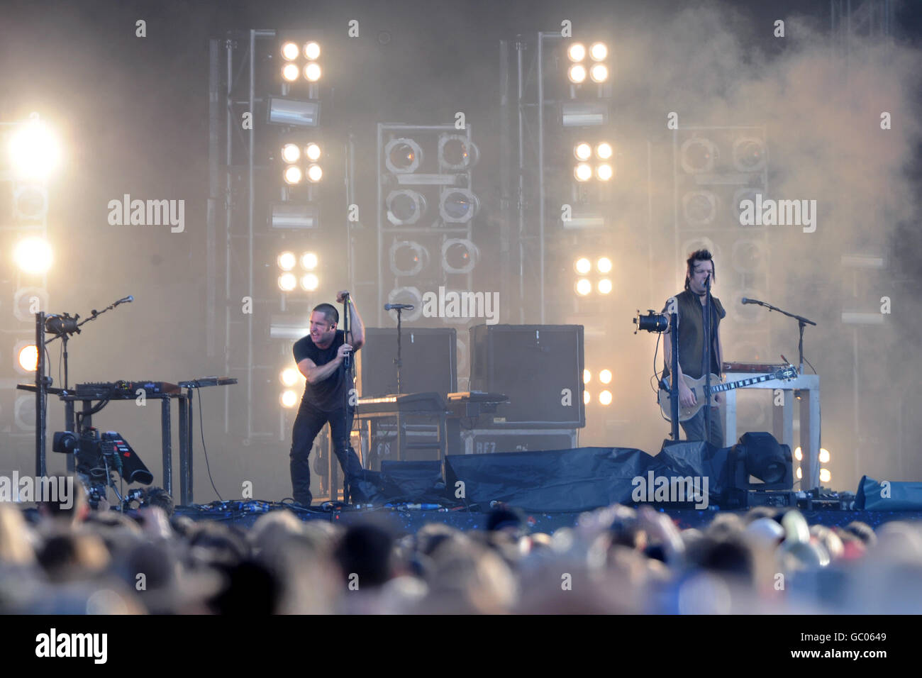 Nine Inch Nails si esibiscono dal vivo sul palco il secondo giorno del Sonisphere Festival a Knebworth. Foto Stock