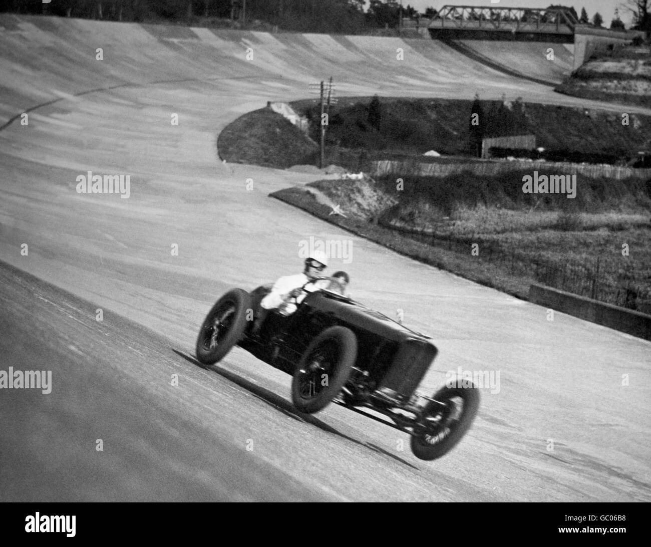 Corse automobilistiche - Jack Dunfee - Brooklands. Jack Dunfee ad alta velocità in un "Sunbeam" da 2 litri a Brooklands. Foto Stock