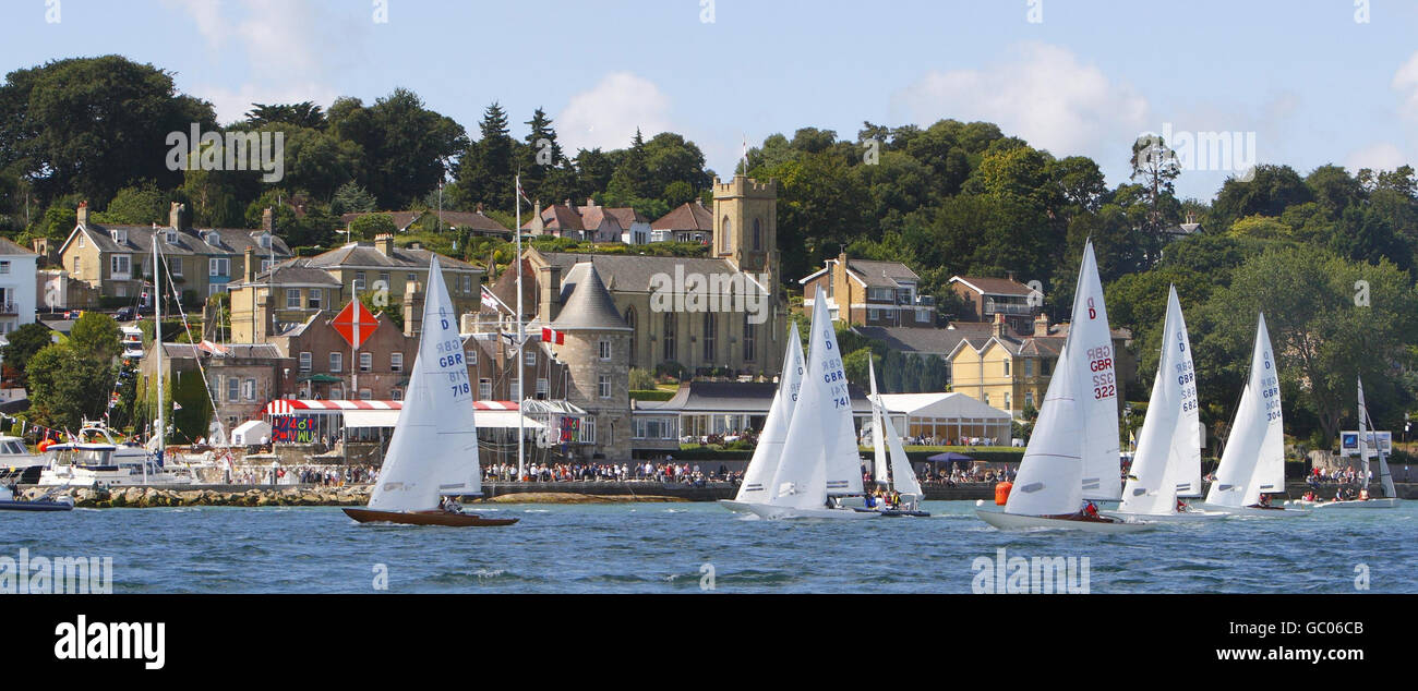 Vela - settimana delle Cowes - terzo giorno - Isola di Wight. La flotta del drago inizia a correre di fronte al Royal Yacht Squadron il terzo giorno durante la settimana di Cowes sull'Isola di Wight. Foto Stock