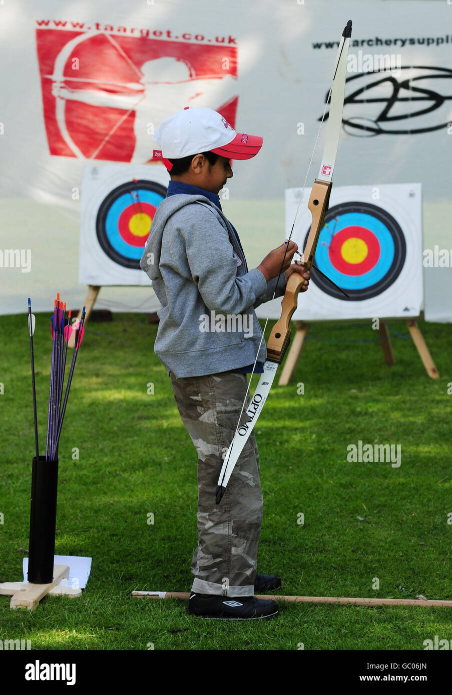 Un bambino si prepara a prendere l'obiettivo durante uno sport nella comunità evento tenuto a Mirfield Showground, West Yorkshire. Foto Stock