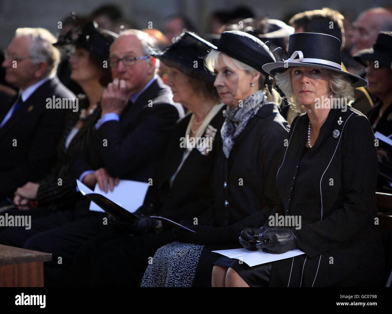 La Duchessa di Cornovaglia (a destra) durante i funerali del veterano della prima guerra mondiale Harry Patch alla Cattedrale di Wells nel Somerset. Foto Stock