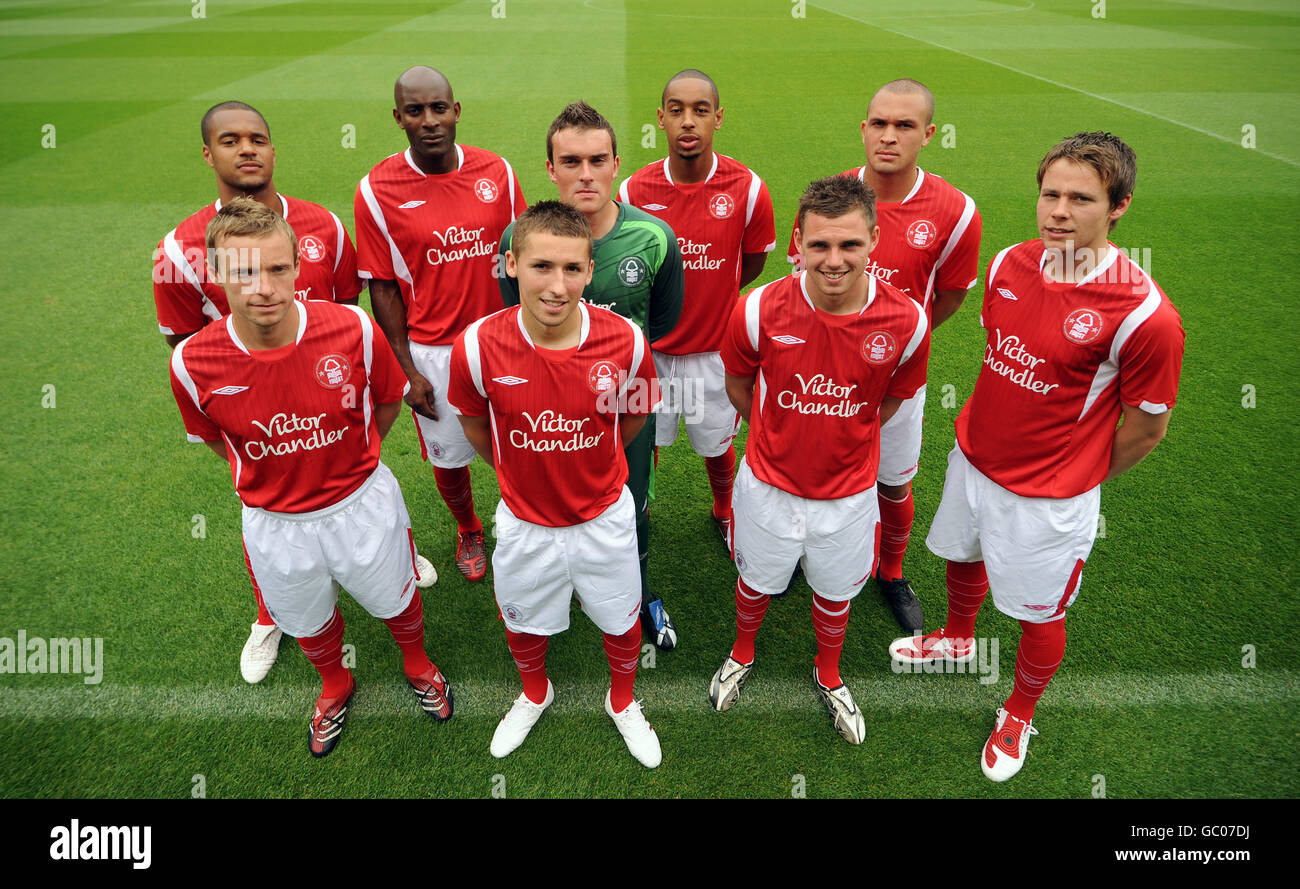 Le nuove iscrizioni di Nottingham Forest (da L a R), David McGoldrick, Paul McKenna, DELE Adebola, Radoslaw Majewski, Lee Camp, Dexter Blackstock, Paul Anderson, Joel Lynch e Chris Gunter posano per una fotografia durante la Nottingham Forest Photocall Foto Stock