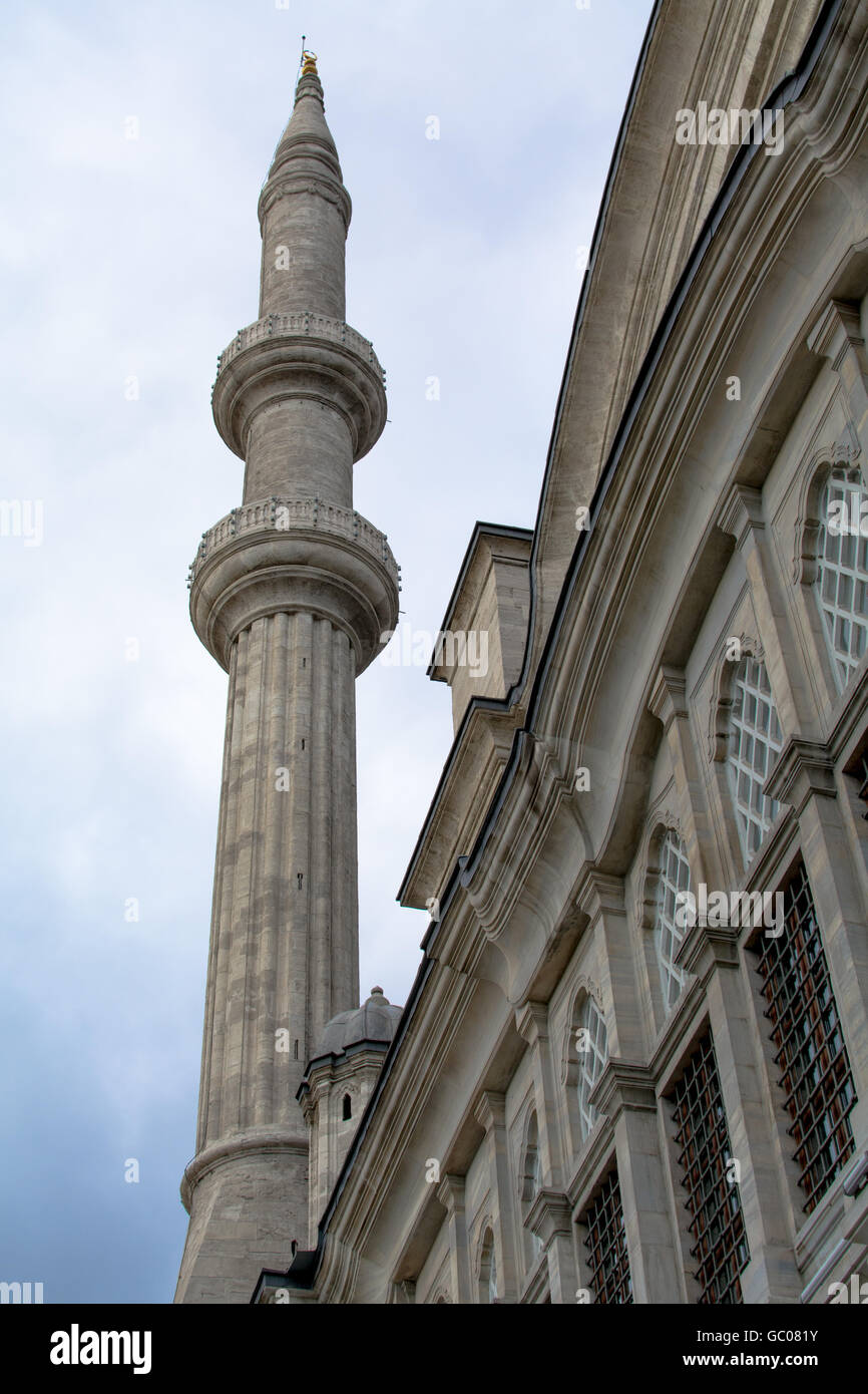 Basso angolo Vista della facciata della Moschea e minareto contro il cielo nuvoloso Foto Stock