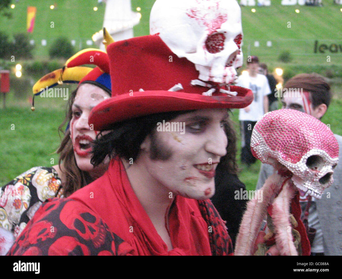 Il comico Noel Fielding durante un tentativo di stabilire un nuovo record mondiale per il più grande raduno di zombie durante il festival Big Chill all'Eastnor Castle Deer Park in Herefordshire. Foto Stock