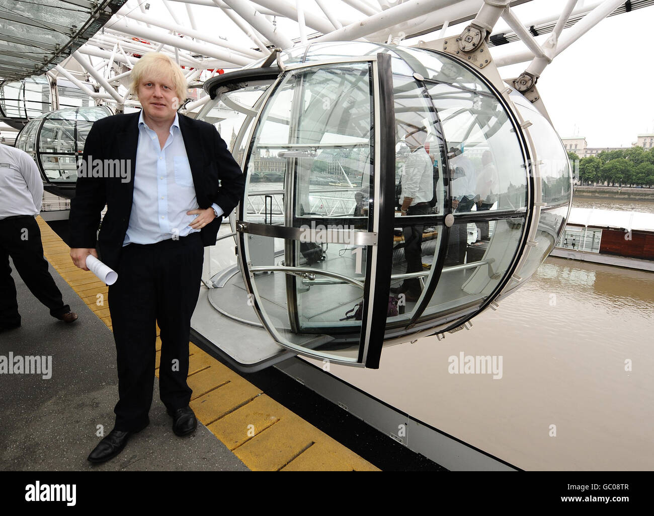 Il sindaco di Londra Boris Johnson accanto a una capsula del London Eye dove è stato intervistato oggi da Nick Ferrari per la prima colazione di LBC 97.3. Foto Stock