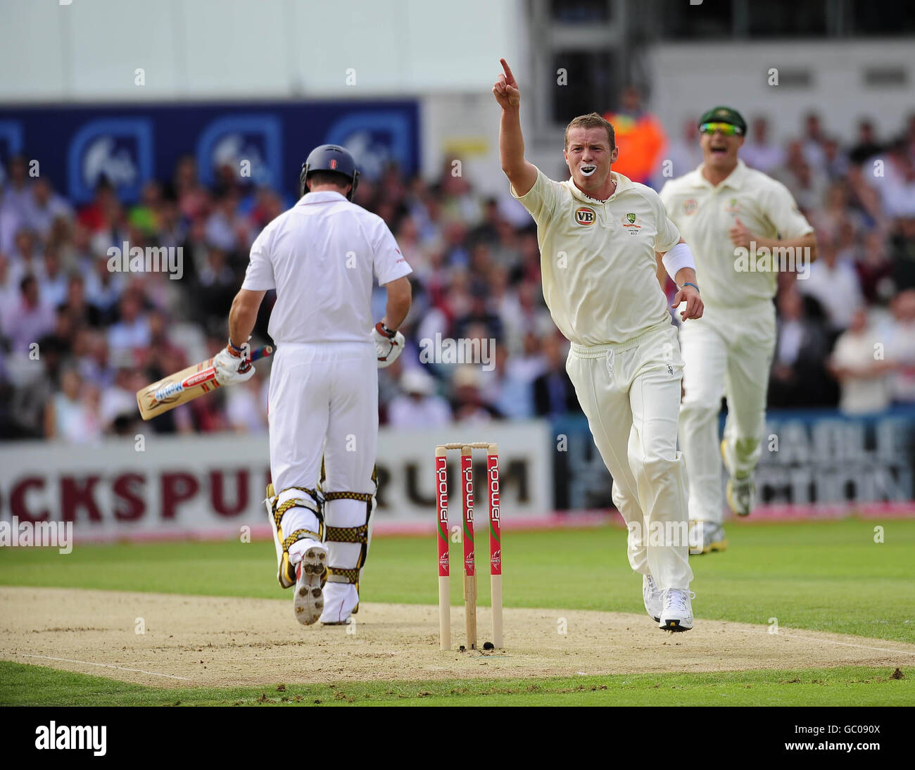 L'australiano Peter Siddles celebra il wicket del capitano d'Inghilterra Andrew Strauss durante la quarta prova a Headingley, Leeds. Foto Stock