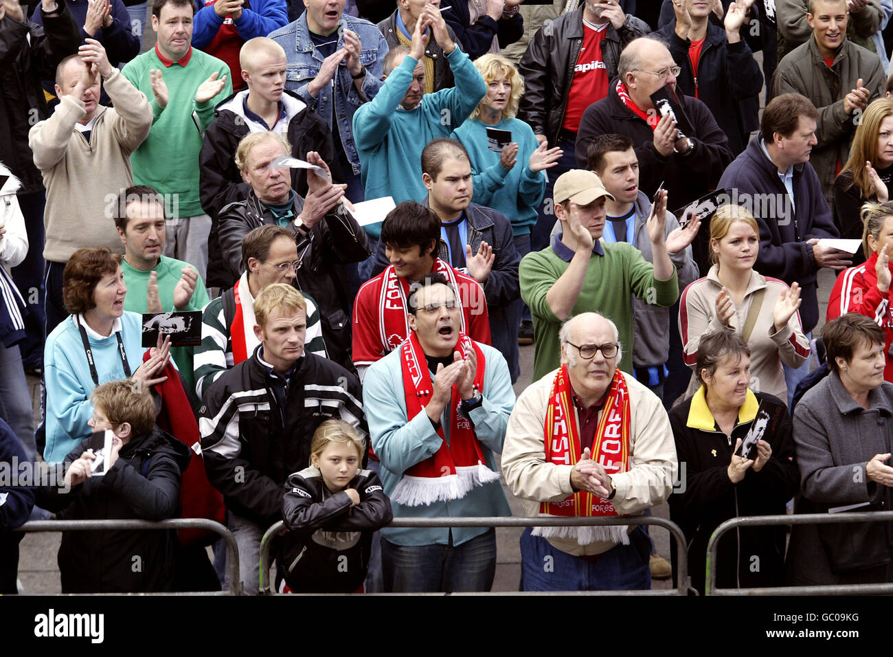 I fan di Nottingham Forest pagano i loro omaggi per Brian Clough in Piazza del mercato Vecchio di Nottingham Foto Stock