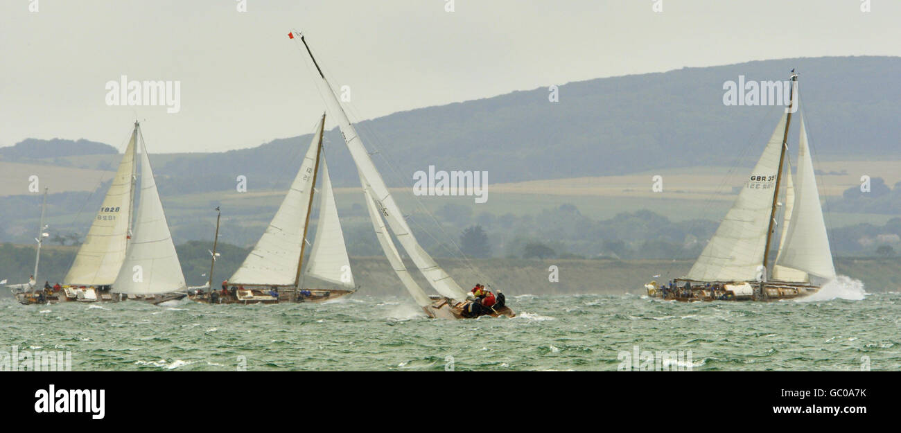 La flotta che gareggia nella regata del British Classic Yacht Club si trova a fronteggiare condizioni di ruggine durante il primo giorno di gara sul Solent vicino a Cowes, Isola di Wight. Foto Stock
