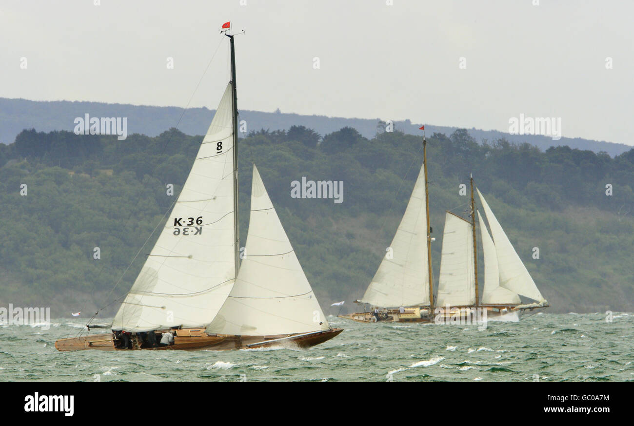 Gli yacht che competono nella regata del British Classic Yacht Club affrontano le condizioni blusty durante il loro primo giorno di corsa sul Solent vicino a Cowes, Isola di Wight. Foto Stock