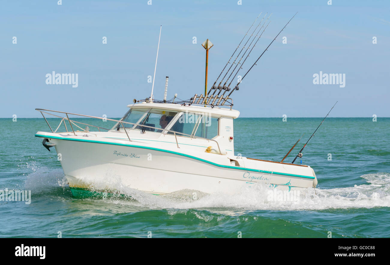 Piccola barca sul mare di ritorno da un viaggio di pesca. Foto Stock