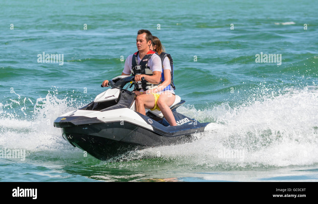 Giovane a cavallo su un jet ski sul mare. Foto Stock
