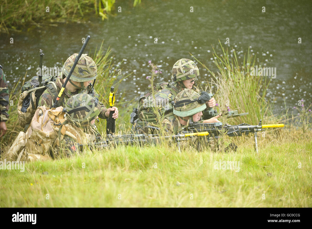 I soldati del 1° Battaglione reale gallese avanzano sotto il fuoco nemico e restituiscono il fuoco durante un esercizio di addestramento pre-dispiegamento, a Brecon, prima della loro missione in Afghanistan all'inizio di ottobre. Foto Stock