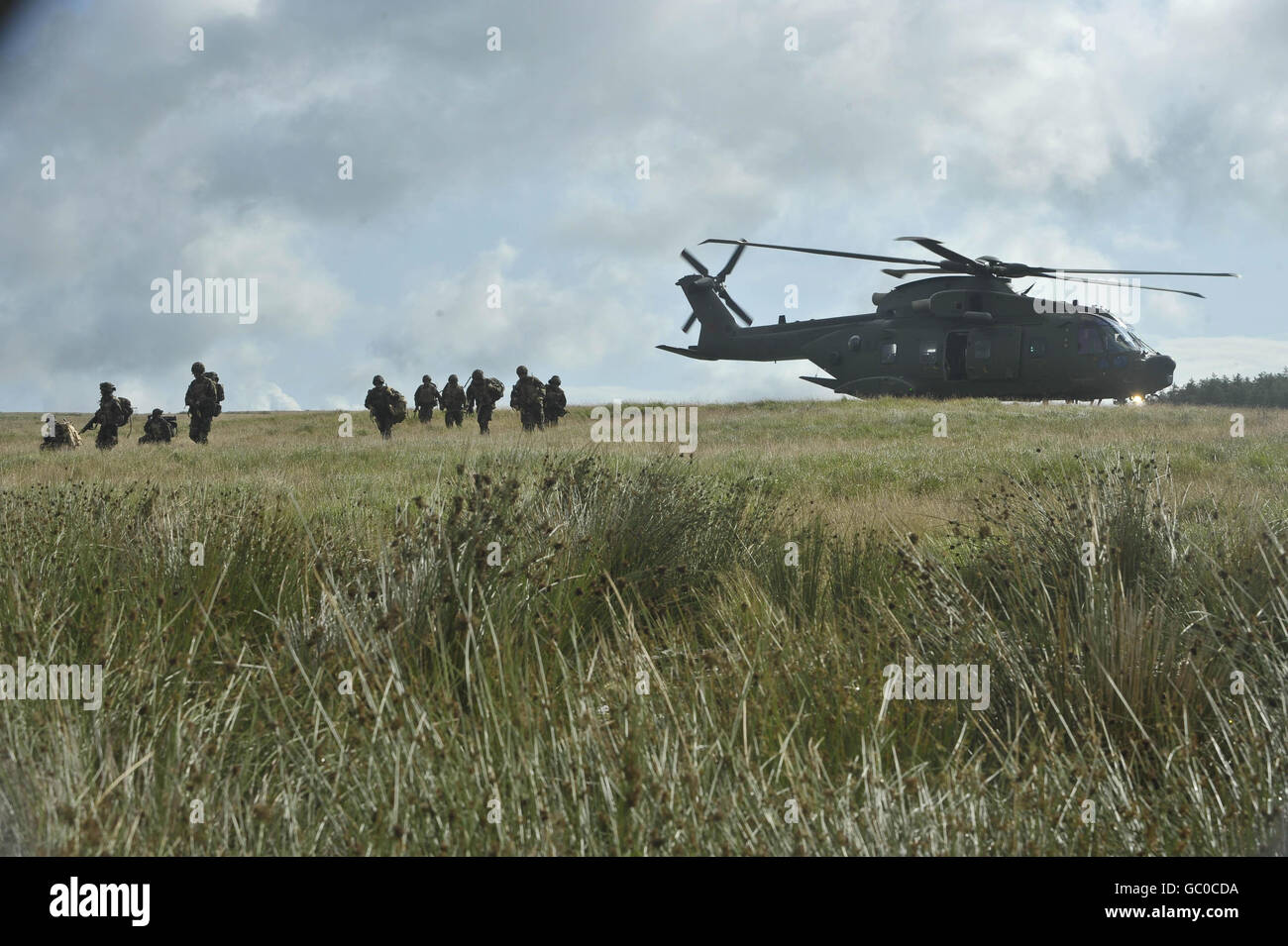 I soldati del 1° Battaglione reale gallese si spostano da un elicottero Merlin a Brecon mentre prendono parte a un esercizio di formazione pre-spiegamento prima della loro missione in Afghanistan all'inizio di ottobre. Foto Stock