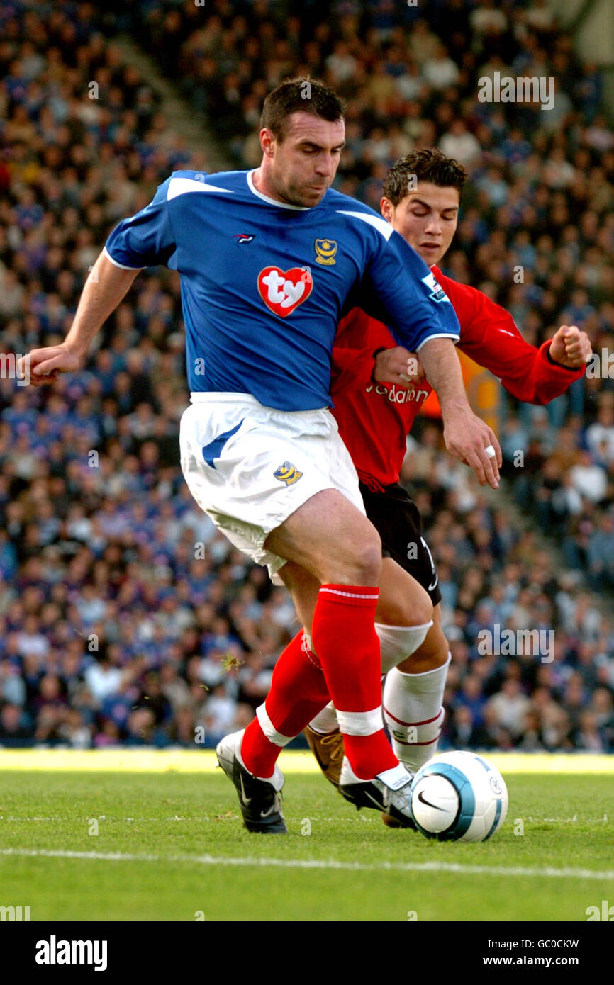 David Unsworth di Portsmouth e Cristiano Ronaldo di Manchester United per la battaglia la sfera Foto Stock