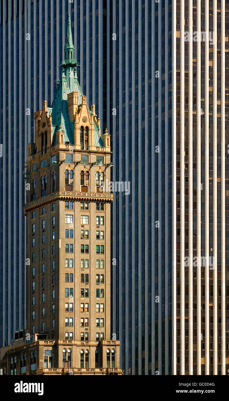 The Sherry Netherland al tramonto in contrasto con una moderna facciata di grattacielo. Quinta Avenue, Upper East Side di Manhattan, New York Foto Stock