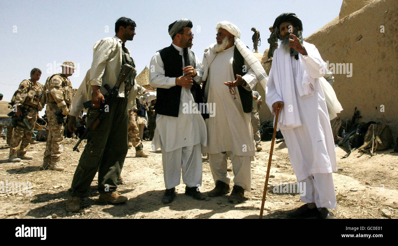 Una Shura chiave si svolge a Pay Kalay Village, parte di Gereshk a Malgir, Afghanistan. (Seconda a sinistra) il Governatore di Helmand, Gulab Mangal parla con l'anziano del villaggio e leader tribale, Kalifah Sharih Khan (all'estrema destra). Foto Stock