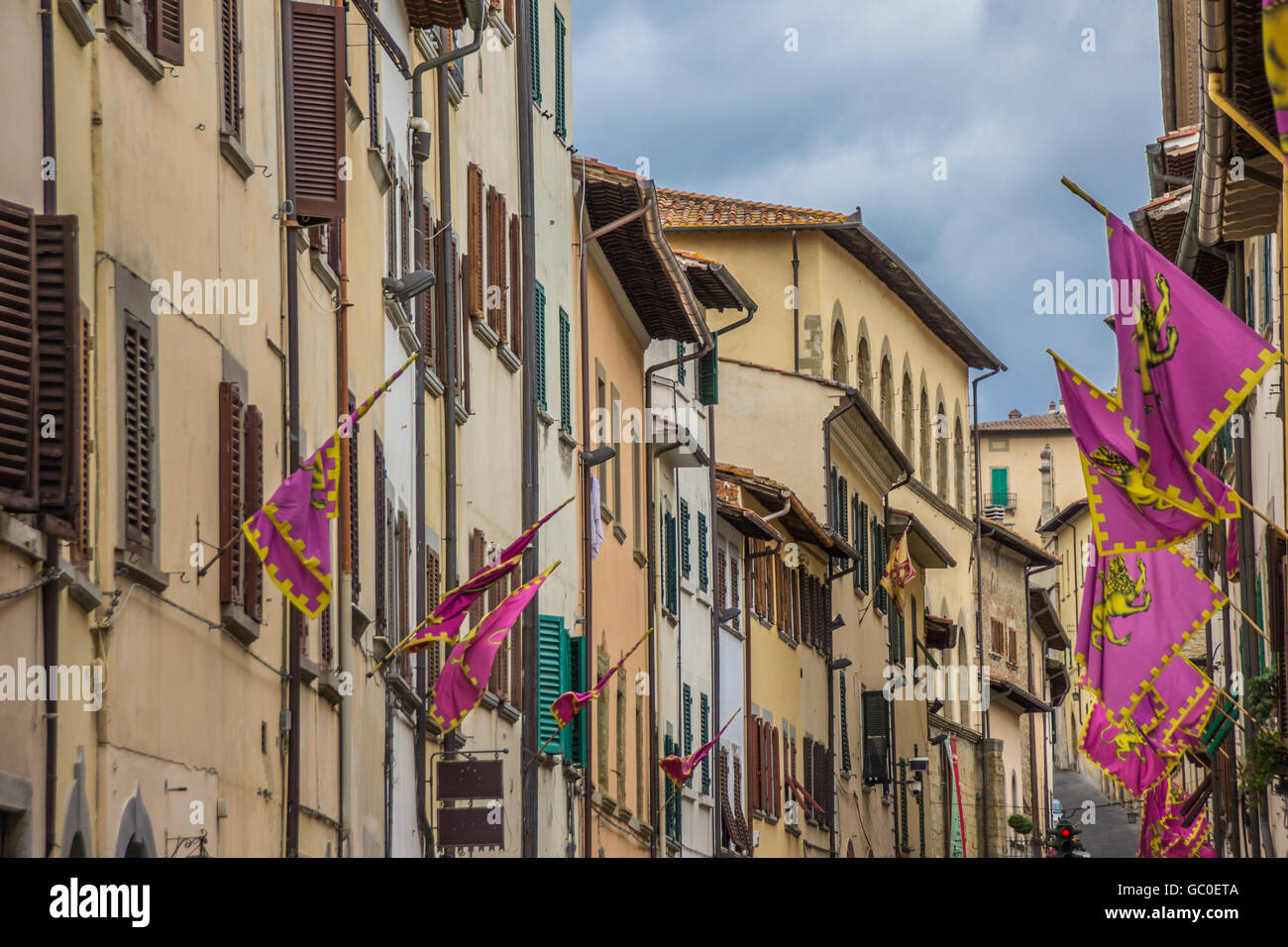 Le antiche case e le bandiere nel centro di Arezzo, Italia Foto Stock