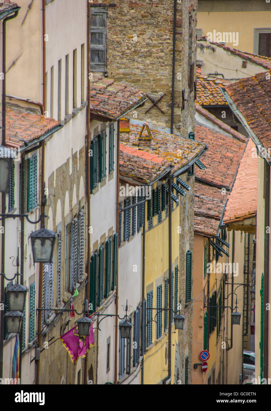 Vecchie case con persiane nel centro di Arezzo, Italia Foto Stock