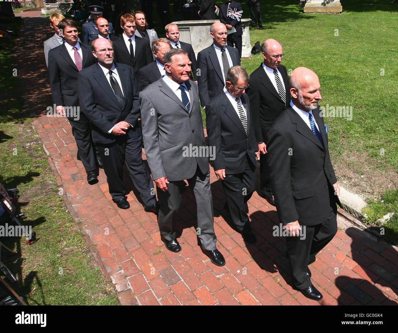 I pianori, guidato da Grandson David Gray (all'estrema destra) e dall'amico stretto Dennis Goodwin (tuta grigia centrale), seguono la bara mentre viene portata nella chiesa di San Nicola a Brighton, Sussex orientale, durante i funerali del veterano della prima guerra mondiale Henry Allingham. Foto Stock