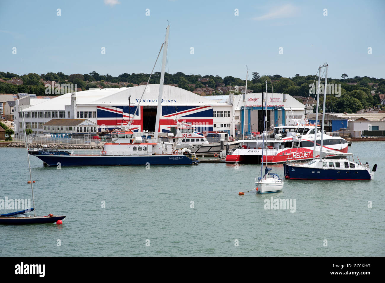 Venture Quays a East Cowes Isle of Wight e il Columbine edificio con una grande Unione Jack che coprono le porte scorrevoli. Ora GKN Foto Stock