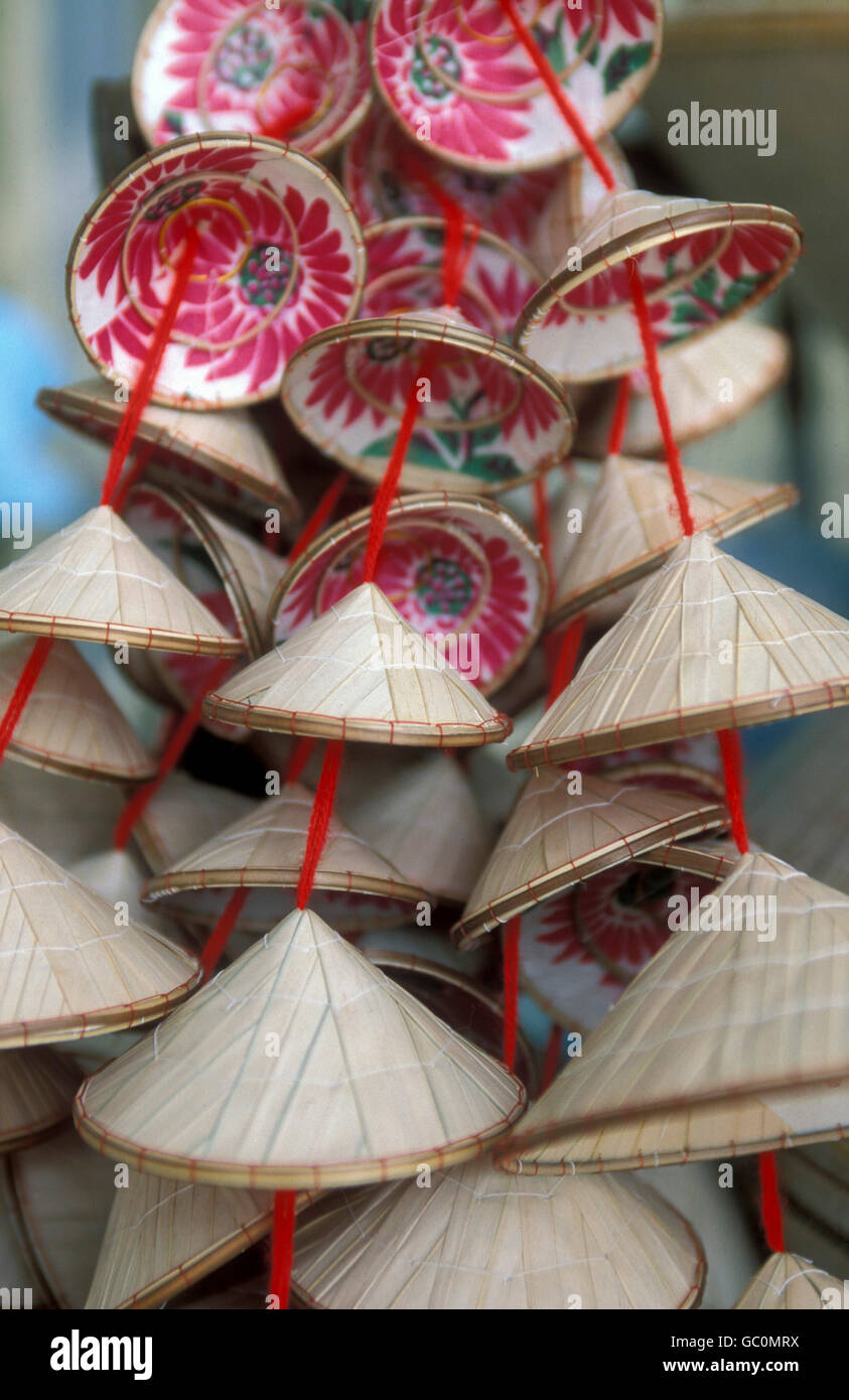 Capanna vietnamita souvenir presso un mercato nella città di Ho chi minh city in Vietnam Foto Stock